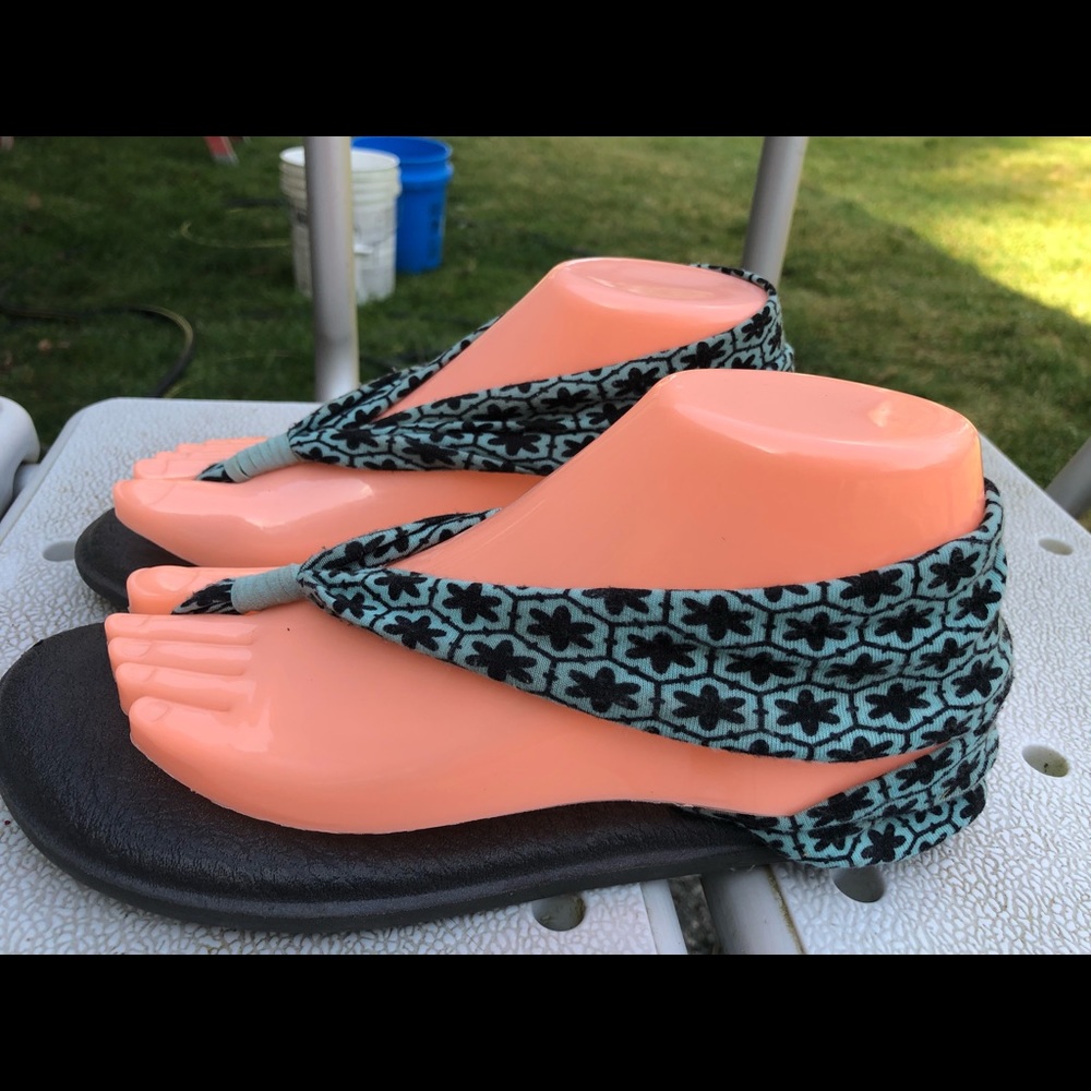 Saluki women’s Yuga Aquq/Black Sling Sandals SZ. 7
